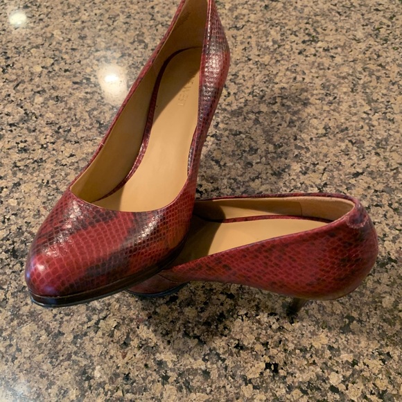 Like new! Red/black pumps - Picture 3 of 4